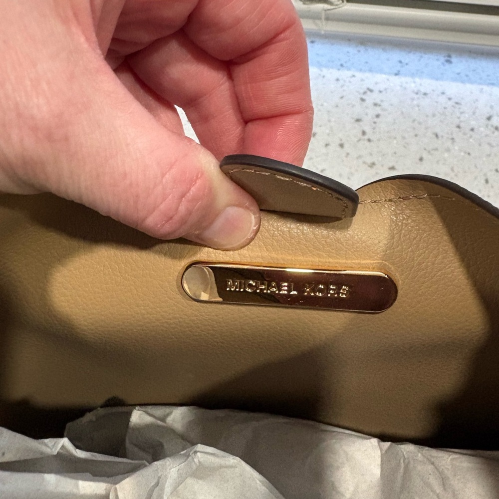 NWT Michael Kors Birch Medium Pebbled Leather Messenger Bag in Camel - Picture 10 of 13